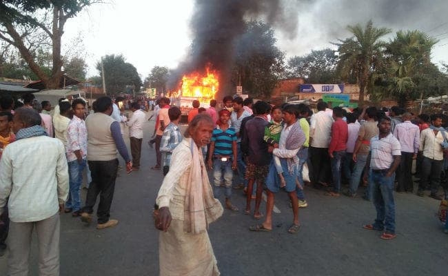 देवघर-गोड्डा पथ पर हादसे में बाइक सवार की मौत, उग्र भीड़ ने बस में लगायी आग
