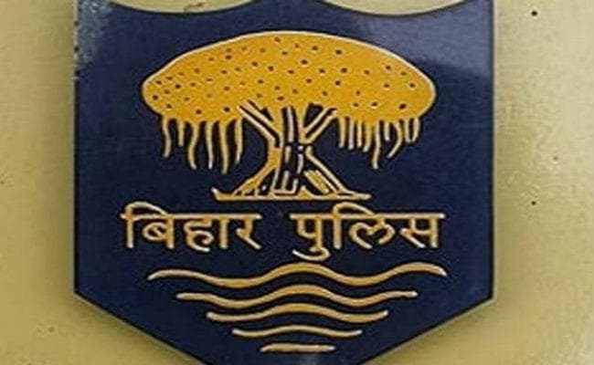 गिरफ्तारी करने पहुंची पुलिस की लोगों ने जमकर की पिटाई, पूरी घटना सीसीटीवी में हुई कैद