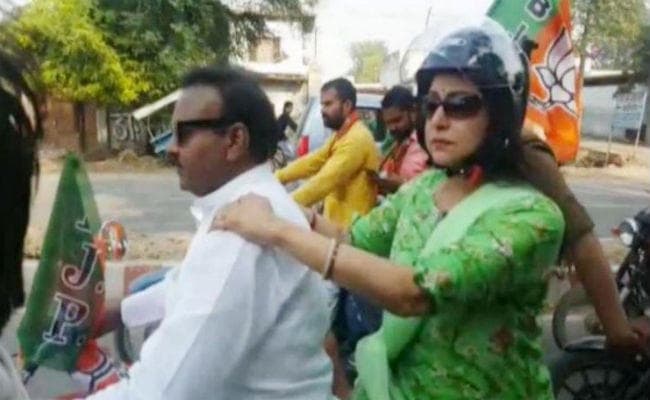 BJP का ”कमल संदेश” लेकर जब हेमा मालिनी ने बरसों बाद की बाइक की सवारी, देखें PIC