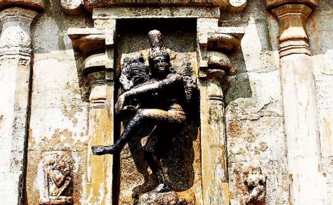 मंदिर परिसर में एक कवयित्री