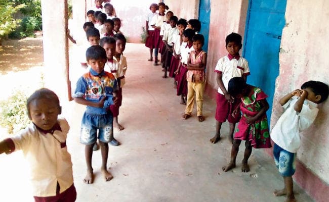 बुढ़मू : पारा शिक्षकों की हड़ताल से पठन-पाठन बाधित, बगैर पढ़ाई किये भूखे पेट लौट रहे बच्चे