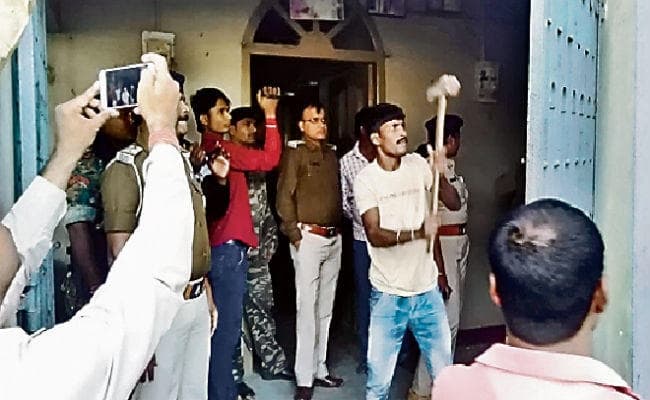 पूर्व मंत्री मंजू वर्मा के घर की पुलिस ने की कुर्की-जब्ती, घर पर चिपकाया इश्तेहार