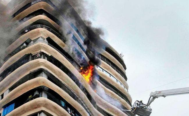 कोलकाता : 62 मंजिली इमारत में लगी आग