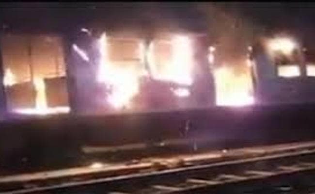 सियालदह-लालगोला यात्री ट्रेन के महिला कम्पार्टमेंट में आग