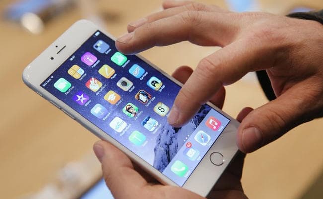 भोजन के स्थान पर स्मार्टफोन चुनते हैं कॉलेज के छात्र : अध्ययन