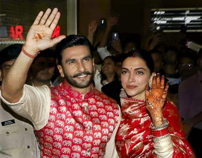 शादी के बाद भारत लौटे रणवीर-दीपिका का भव्‍य स्‍वागत, देखें तसवीरें