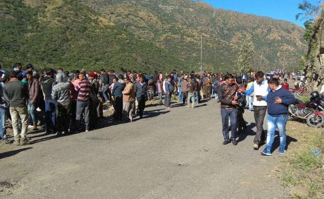 उत्तराखंड : गहरी खाई में गिरी बस, 12 लोगों की मौत, 13 घायल