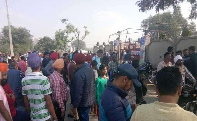 मोटरसाइकिल सवार दो लोगों ने हथगोला फेंका : अमृतसर हमले के प्रत्यक्षदर्शी मोटरसाइकिल सवार दो लोगों ने हथगोला फेंका : अमृतसर हमले के प्रत्यक्षदर्शी