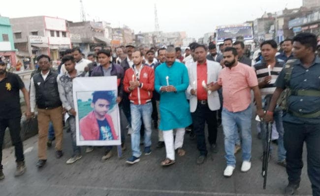 चौपारण : सुमित हत्याकांड में शामिल हत्यारों की गिरफ्तारी की मांग को लेकर निकाला कैंडल मार्च