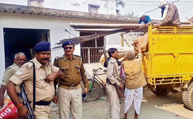 बेगूसराय : कड़ी चौकसी के बीच दूसरे दिन भी हुई कुर्की-जब्ती, पूर्व मंत्री मंजू वर्मा के घर का गेट भी उखाड़ कर ले गयी पुलिस