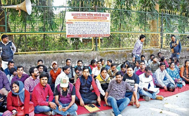 रांची : पारा शिक्षक के बाद मुखिया-मनरेगाकर्मी हड़ताल पर, पंचायत सेवक व कंप्यूटर ऑपरेटर कर रहे हैं मनरेगा का काम