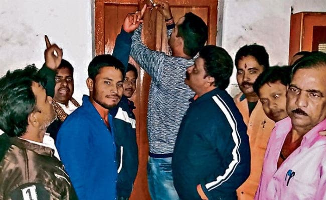 रांची : भाजपाइयों ने की पार्टी कार्यालय में तालाबंदी