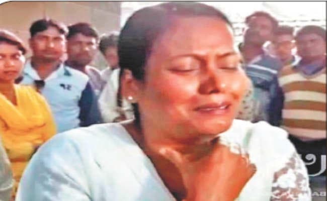 एसआइ अमित चक्रवर्ती हत्याकांड के 18 आरोपी बेकसूर बरी, न्याय की आस में बैठी पत्नी कोर्ट परिसर में ही रो पड़ी, जांच पर उठाये सवाल