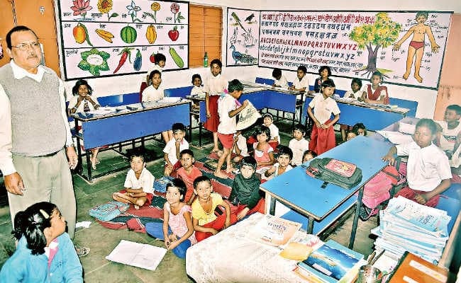 पारा शिक्षकों की हड़ताल का दिखा व्यापक असर, जिले में 52 पारा शिक्षकों को छोड़ सभी हड़ताल पर, रसोइयों ने भी ली क्लास