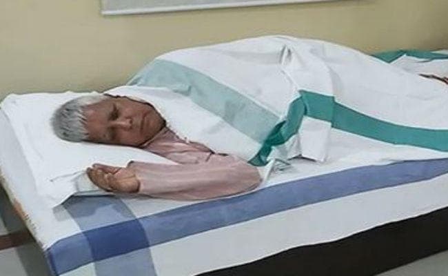 रांची : ज्यादातर समय बेड पर ही बिता रहे लालू प्रसाद, शौचालय जाने के लिए भी अब उनको दूसरे का सहारा लेना पड़ रहा