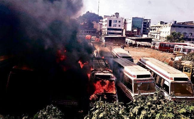 बकरी बाजार स्टोर में खड़ी चार सिटी बसें खाक डीडी टेक्सटाइल में वूलेन के कपड़े जलकर राख