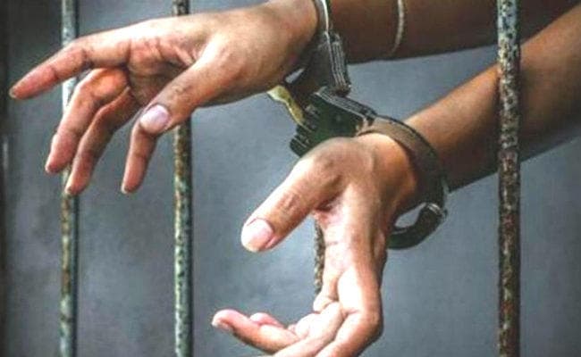 दुमका : धर्मांतरण के आरोप में दो पादरी लिए गये हिरासत में