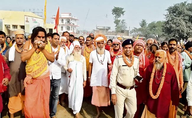 बीहट : कल्पवास मेले की तीसरी परिक्रमा में उमड़ी भीड़, परिक्रमा को देखने के लिए सड़क के दोनों किनारे उमड़े रहे श्रद्धालु