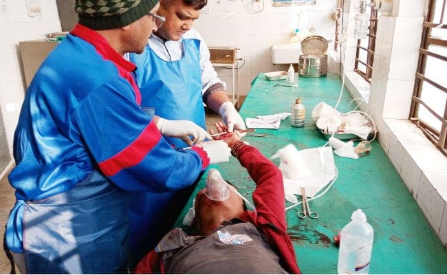 घरवालों से छिप कर बाइक सीखने निकले तीन दोस्त, बिजली के पोल में मारी टक्कर, दो गंभीर रूप से जख्मी