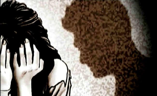 चिकित्सक ने शादी का झांसा देकर साझीदार महिला को बनाया मां, फिर शादी से किया इनकार, जन्मी बेटी पर जमाया कब्जा