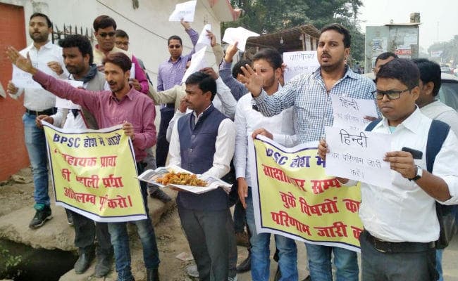 सहायक प्राचार्य का परिणाम घोषित करने को लेकर BPSC के सामने अभ्यर्थियों ने किया प्रदर्शन