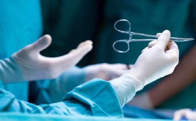 टूटे पैर की जगह डॉक्टर ने कर दिया दूसरे पैर का ऑपरेशन, शिकायत करने पर...