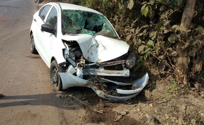 सरायकेला : बाराती गाड़ी पेड़ से टकरायी, दूल्हे के भाई की मौत, खुशी का माहौल बदला गम में