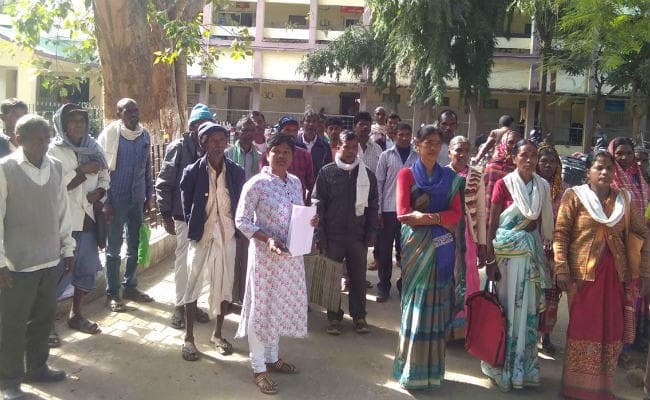 गुमला : किसानों ने दी चेतावनी, मुआवजा नहीं मिला तो कर लेंगे आत्महत्या