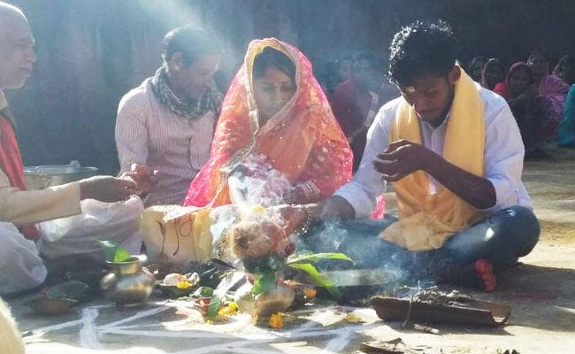 पंचायत ने करायी प्रेमी युगल की शादी, सुनाया फरमान : दुल्हन को छोड़ा, तो दूल्हे पर होगी कार्रवाई