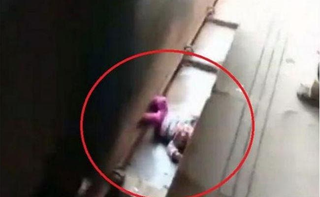 VIDEO: सालभर की बच्ची के ऊपर से गुजर गयी तेज ट्रेन, मिली सही-सलामत…