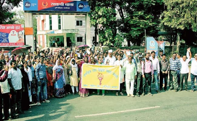 पारा शिक्षकों ने बीआरसी पर धरने के बाद साकची थाना में दी गिरफ्तारी