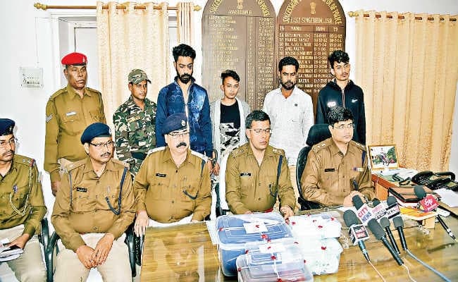 आम बागान मैदान में युवती को लेकर मारपीट में चार गिरफ्तार, गये जेल, मुख्य आरोपी रईस ने आजादनगर थाने में किया सरेंडर