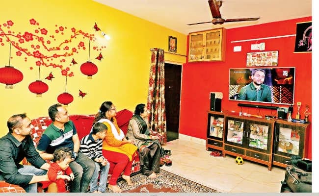 50 लाख जीतकर हॉट सीट पर बने हुए हैं अभिषेक कुमार प्रसाद