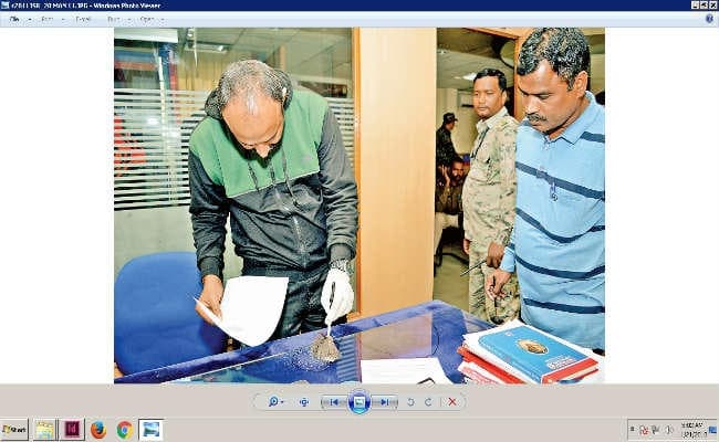 सेंट्रल बैंक में घुसे चोर, नहीं टूटा लॉकर, तो कैमरे चुराये