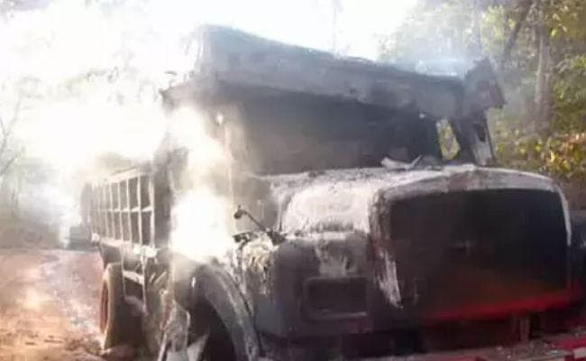 लातेहार : बालूमाथ में उग्रवादियों ने तीन ट्रकों में लगायी आग