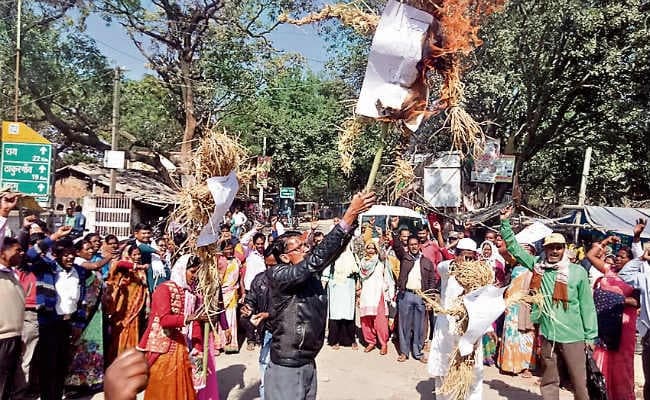 अनगड़ा : पारा शिक्षकों ने दी गिरफ्तारी, रिहा