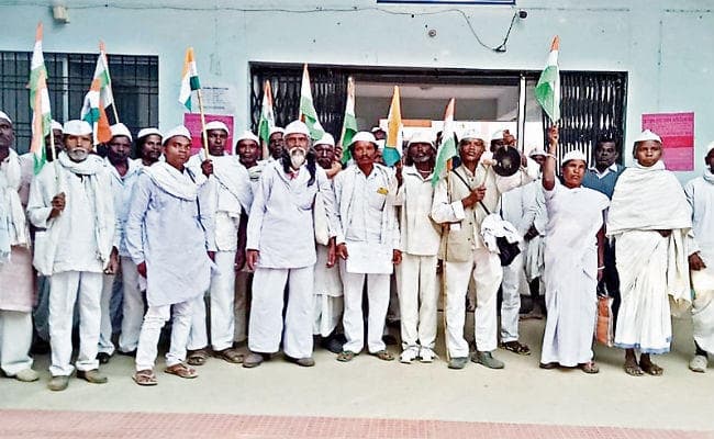 आंदोलन : मांगों को लेकर टानाभगत अनिश्चितकालीन धरना पर बैठे, कहा आश्वासन से नहीं मानेंगे, मांगों पर हो ठोस कार्रवाई