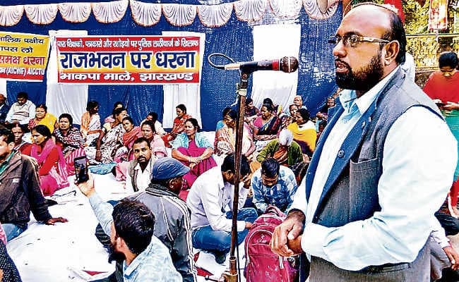 रांची : लाठीचार्ज के खिलाफ माले ने राजभवन के समक्ष धरना दिया, कहा पारा शिक्षक नहीं, सरकार गुंडागर्दी पर उतर आयी है