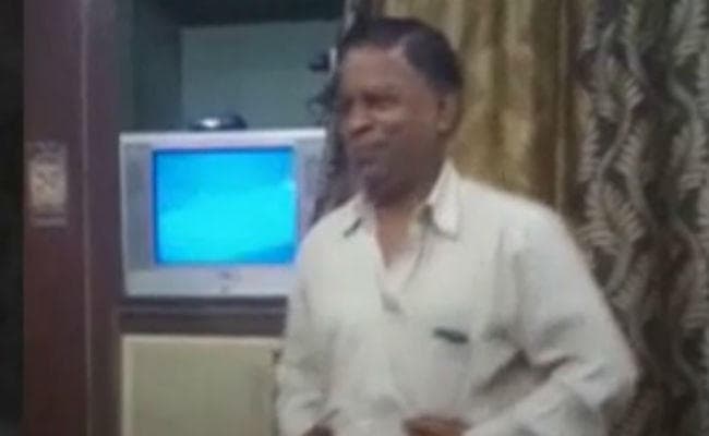 प्रयागराज में शराब पीकर डांस करना अधिकारियों को पड़ा महंगा