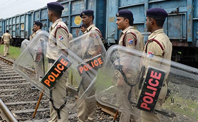 गुजरात : मातर में झंडे को लेकर सांप्रदायिक संघर्ष, चार घायल