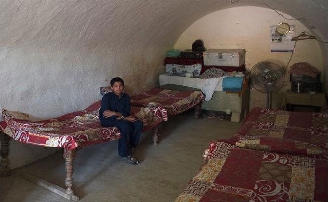 पाकिस्तान में घर की कमी से गुफा में रहने को मजबूर हैं लोग, पढ़ें यह खास खबर