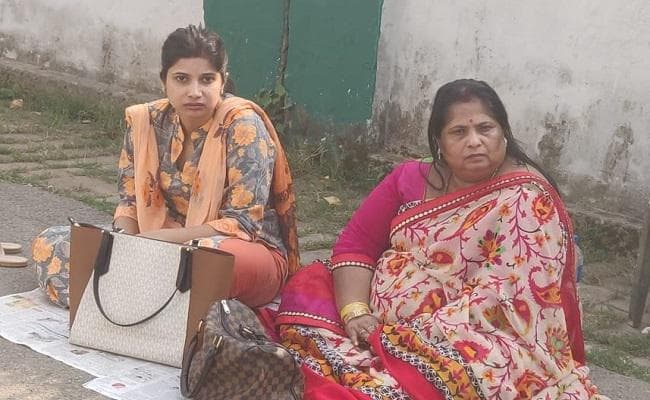 डीएम आवास के बाहर धरने पर बैठी उनकी पत्नी, पति ने कहा- कोर्ट में है मामला