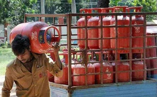 GAS cylinder Price: रसोई गैस सिलेंडर 99 रुपये तक हुए सस्ता, लेकिन केवल इन लोगों को मिलेगा फायदा