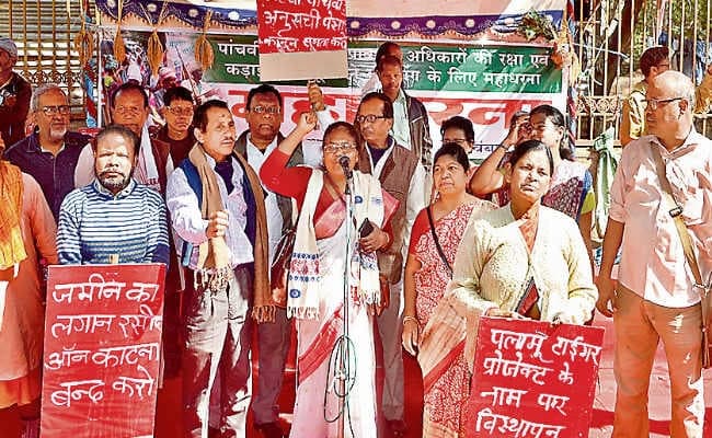 रांची : पांचवीं अनुसूची के प्रावधानों को लागू कराने के लिए राजभवन के समक्ष दिया धरना, बोला हल्ला