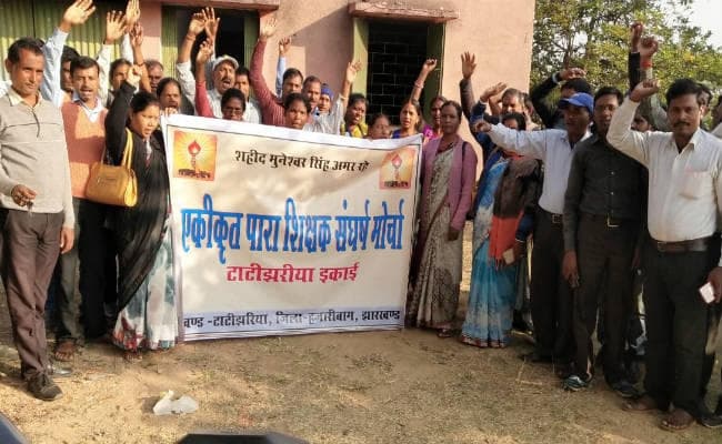 हजारीबाग : आंदोलनरत पारा शिक्षकों ने किया टाटीझरिया बीआरसी का घेराव