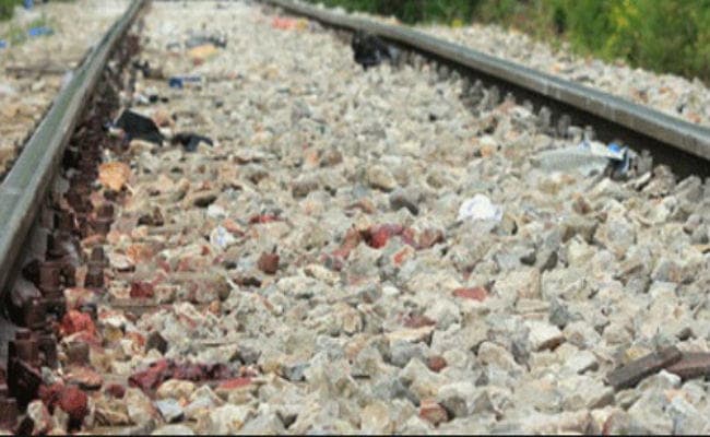 राजस्थान में बेरोजगारी से तंग आकर 4 दोस्तों ने ट्रेन के आगे कूदकर आत्महत्या की