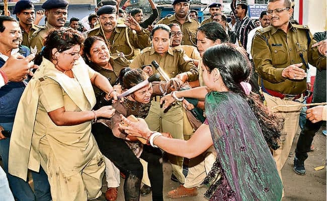 कतरास : भाजपा विधायक ढुल्लू महतो पर भाजपा नेत्री ने लगाया यौन शोषण का आरोप, थाना के सामने किया आत्मदाह का प्रयास