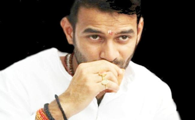 घर लौटने की खबरों के बीच तेज प्रताप ने किया ट्वीट, कहा- ''...टूटे से भी ना जुटे, जुटे गॉठ परि जाये''