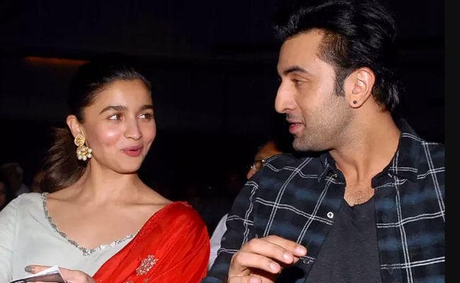 VIDEO: आलिया भट्ट के घर के बाहर स्‍पॉट हुए रणबीर कपूर, मीडिया को किया ऐसे इग्‍नोर