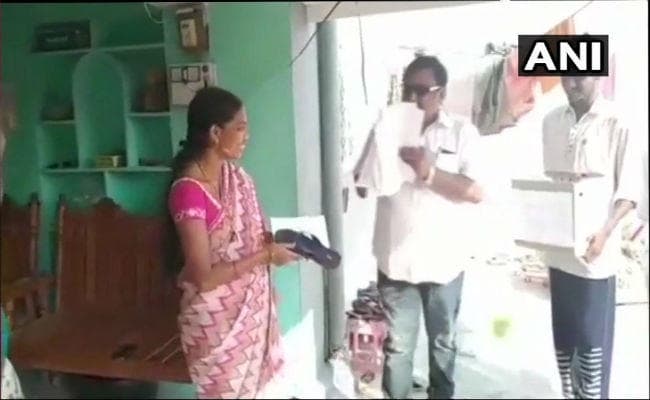 गजब का चुनाव प्रचार : घर-घर घूमकर चप्पल बांट रहा निर्दलीय प्रत्याशी, वादाखिलाफी करने पर उसी से पीटने की दे रहे सलाह
